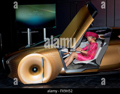 Sua Maestà la Regina Máxima in un nuovo prototype vettura della BMW, alla mobilità urbana · BMW Group visitare durante una visita di due giorni della coppia reale per il Land della Baviera, 13 aprile 2016. RPE/Albert Nieboer/Paesi Bassi - nessun filo servizio- Foto Stock
