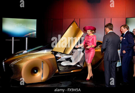 HM Máxima Queen e King Willem-Alexander visualizza un nuovo prototype vettura della BMW, alla mobilità urbana · BMW Group visitare durante una visita di due giorni della coppia reale per il Land della Baviera, 13 aprile 2016. RPE/Albert Nieboer/Paesi Bassi - nessun filo servizio- Foto Stock