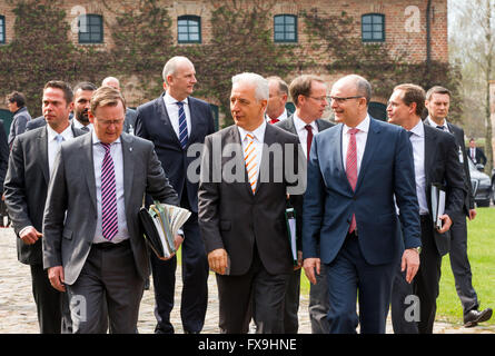 I premiers dei Länder della Germania orientale Erwin Sellering (Meclemburgo-Pomerania, SPD, r), Stanislaw Tillich (Sassonia, CDU, M), Bodo Ramelow (Thruringia, Die Linke, l) e Dietmar Woidke (Brandeburgo, SPD, indietro C), a piedi verso la sala conferenze a Stolpe manor vicino a Anklam, Germania, 13 aprile 2016. I premiers sono riuniti per la XLIII conferenza degli Stati tedeschi nella Germania orientale. La conferenza è interessato con il supporto di regione strutturalmente debole dal 2020 in poi, l'adeguamento delle pensioni tra occidentali e estaern Germania ed equa distribuzione per quanto riguarda i costi per exte Foto Stock
