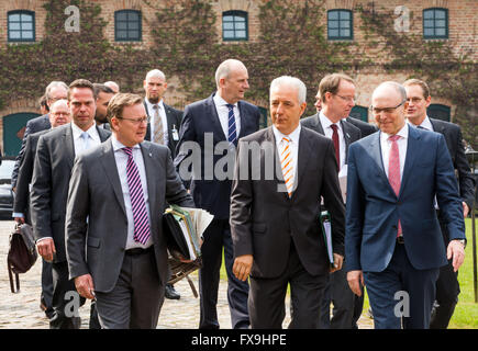 I premiers dei Länder della Germania orientale Erwin Sellering (Meclemburgo-Pomerania, SPD, r), Stanislaw Tillich (Sassonia, CDU, M), Bodo Ramelow (Thruringia, Die Linke, l) e Dietmar Woidke (Brandeburgo, SPD, indietro C), a piedi verso la sala conferenze a Stolpe manor vicino a Anklam, Germania, 13 aprile 2016. I premiers sono riuniti per la XLIII conferenza degli Stati tedeschi nella Germania orientale. La conferenza è interessato con il supporto di regione strutturalmente debole dal 2020 in poi, l'adeguamento delle pensioni tra occidentali e estaern Germania ed equa distribuzione per quanto riguarda i costi per exte Foto Stock