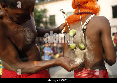 Dacca in Bangladesh. Xiii Apr, 2016. Un indù del Bangladesh devoto si prepara per appendere su una fune con ganci trafitto nel suo ritorno come parte di un rituale durante il Charak Puja festival a Dhaka, nel Bangladesh © Suvra Kanti Das/ZUMA filo/Alamy Live News Foto Stock