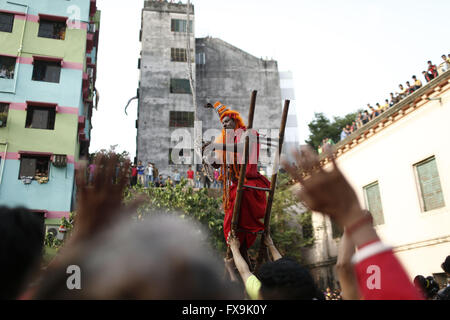 Dacca in Bangladesh. Xiii Apr, 2016. Un indù del Bangladesh devoto si prepara per appendere su una fune con ganci trafitto nel suo ritorno come parte di un rituale durante il Charak Puja festival a Dhaka, nel Bangladesh © Suvra Kanti Das/ZUMA filo/Alamy Live News Foto Stock