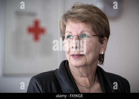 Sabine Bergmann-Pohl pone a Berlino, Germania, 13 aprile 2016. Nel 1990 Bergmann-Pohl era presidente del popolo della camera e l'ultimo capo di Stato della Repubblica democratica tedesca, poiché la funzione del Consiglio di Stato è stato portato oltre al presidente del popolo della camera. Foto: Michael Kappeler/dpa Foto Stock