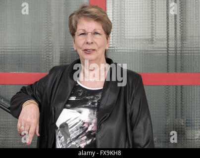 Sabine Bergmann-Pohl pone a Berlino, Germania, 13 aprile 2016. Nel 1990 Bergmann-Pohl era presidente del popolo della camera e l'ultimo capo di Stato della Repubblica democratica tedesca, poiché la funzione del Consiglio di Stato è stato portato oltre al presidente del popolo della camera. Foto: Michael Kappeler/dpa Foto Stock