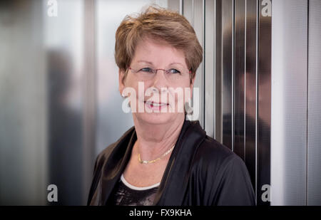 Sabine Bergmann-Pohl pone a Berlino, Germania, 13 aprile 2016. Nel 1990 Bergmann-Pohl era presidente del popolo della camera e l'ultimo capo di Stato della Repubblica democratica tedesca, poiché la funzione del Consiglio di Stato è stato portato oltre al presidente del popolo della camera. Foto: Michael Kappeler/dpa Foto Stock