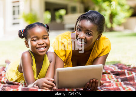 La famiglia felice in posa insieme Foto Stock