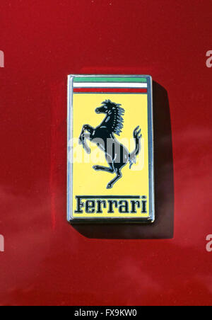 Badge sulla replica degli anni sessanta stile Ferrari California, Belsize Park, Nord di Londra Foto Stock