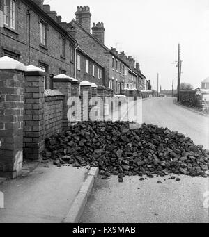 La consegna gratuita di carbone dei minatori è caduta fuori delle case nello Shropshire in 1968 IMMAGINE DI DAVID BAGNALL Foto Stock