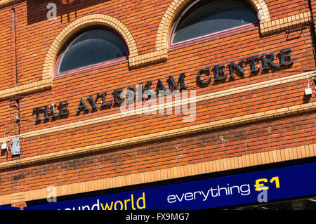 Segno sulla Aylesham Center shopping mall in Peckham, Londra del sud. Foto Stock