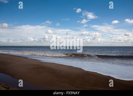 La spiaggia con wind farm in background Skegness Lincolnshire Inghilterra Foto Stock