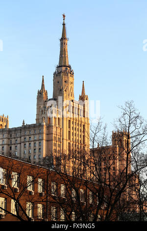 Stalin grattacielo su Kotelnicheskaya embankment a Mosca Foto Stock