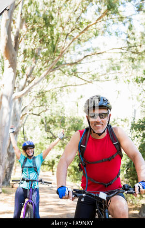 Coppia senior sta facendo bicicletta Foto Stock