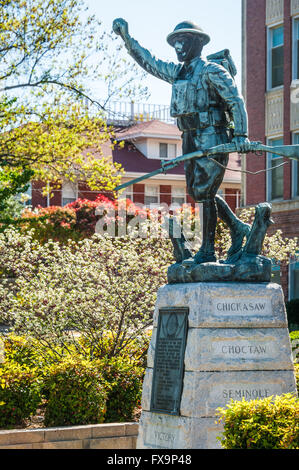 I Guerra Mondiale "acquavite di American Doughboy' statua in bronzo a veterani ospedale in Muskogee, Oklahoma, Stati Uniti d'America. Foto Stock