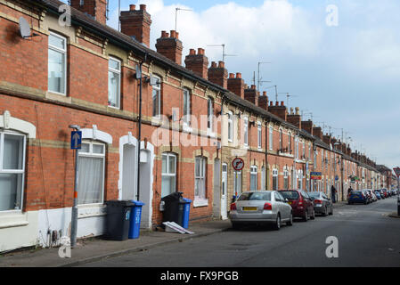 Raccolta dei rifiuti domestici sono scomparti un permanente vista sul sentiero in Havelock Road, Kettering, Northamptonshire. Foto Stock