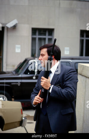 Washington, DC. 9-18-1987 U.S. Esegue il marshalling di guardia armata con M16 fucili al di fuori dell'entrata posteriore al E. Barrett Prettyman Federal Courthouse durante l'Oliver North prova. L'edificio comprende il tribunale distrettuale degli Stati Uniti per il Distretto di Columbia, Stati Uniti Corte di Appello del Distretto di Columbia circuito, e gli Stati Uniti intelligence straniera tribunale di sorveglianza. Credito: Mark Reinstein Foto Stock