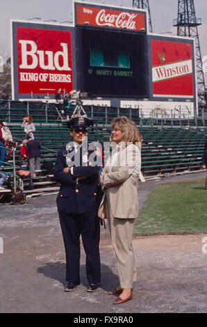 Baltimore, Maryland, USA, 3 Aprile, 1989 United States Secret Service agente speciale Karen Barry chat con una città di Baltimora funzionario di polizia in attesa per il Presidente George H.W. Boccola per buttare fuori il primo passo in corrispondenza della apertura Orioles giorno gioco presso il Memorial Stadium. Credito: Mark Reinstein Foto Stock