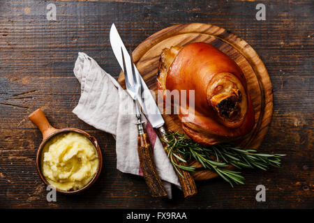 Arrosto di maiale eisbein fuso a snodo con purè di patate sul tagliere di legno Foto Stock