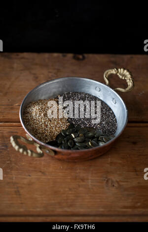 Il SESAMO, chia e semi di zucca in una ciotola Foto Stock