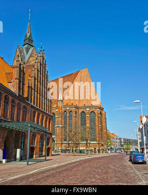 Street view sulla chiesa sulla piazza del mercato e il Vecchio Municipio sulla piazza del mercato della città di Hannover in Germania. La Chiesa è chiamata Marktkirche. Hannover o Hannover è una città della Bassa Sassonia in Germania. I turisti nelle vicinanze Foto Stock