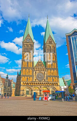 Cattedrale di Brema nella città di Brema in Germania. È anche chiamato San Pietro Cattedrale. Esso è collocato in Piazza del Mercato nel centro della città di Brema. Persone nelle vicinanze Foto Stock