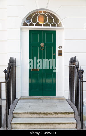 Verde di epoca georgiana sei-porta del pannello con ritaglio su Gibson Square a Islington, Londra nord Foto Stock