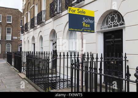 Per vendita segno fuori casa a schiera di epoca georgiana su Canonbury Square, Islington, Londra N1, Inghilterra, Regno Unito Foto Stock