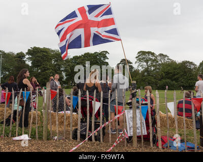 Persone presso il village fete con Unione battenti bandiera in Aldeburgh, Suffolk, Inghilterra, Regno Unito Foto Stock