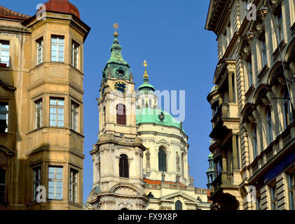 Praga, Repubblica Ceca. La Chiesa di San Nicola (Kostel svatého Mikuláše - 1755, barocco) visto da di Mostecka (street) Foto Stock