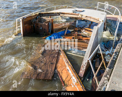 Frammento della vecchia metà sunken yacht a motore, Paesi Bassi Foto Stock