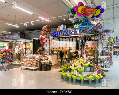 Fiore regali a Schiphol Plaza shopping center all'Aeroporto di Amsterdam nei Paesi Bassi Foto Stock