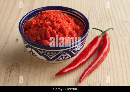 Ciotola con rosso marocchino harissa e fresco di peperoni rossi Foto Stock