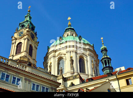 Praga, Repubblica Ceca. La Chiesa di San Nicola (Kostel svatého Mikuláše - 1755, barocco) Malostranske namesti (Lesser Town Square) Foto Stock