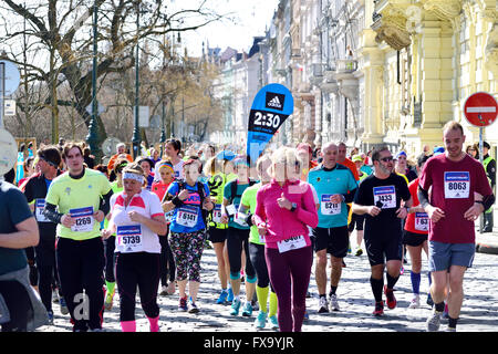 Praga, Repubblica Ceca. Sportisimo Praga mezza maratona, 2 aprile 2016. Pacemaker pattini di guida finalizzata a 2;30 Foto Stock