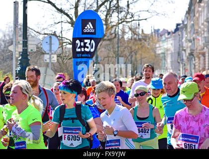 Praga, Repubblica Ceca. Sportisimo Praga mezza maratona, 2 aprile 2016. Pacemaker pattini di guida finalizzata a 2;30 Foto Stock