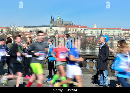 Praga, Repubblica Ceca. Sportisimo Praga mezza maratona, 2 aprile 2016. La Cattedrale di San Vito dietro Foto Stock