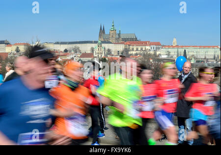 Praga, Repubblica Ceca. Sportisimo Praga mezza maratona, 2 aprile 2016. La Cattedrale di San Vito dietro Foto Stock