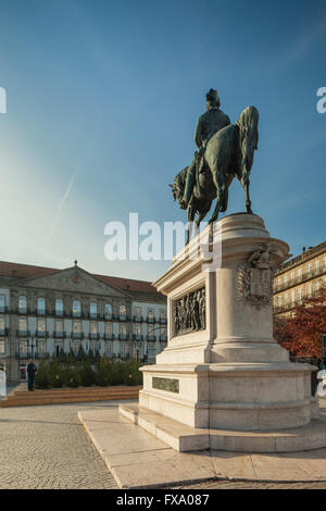 Il re Pietro IV statua a piazza Liberdade in Porto, Portogallo. Foto Stock