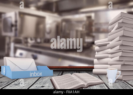 Immagine composita di una casella di posta a fianco di libri Foto Stock