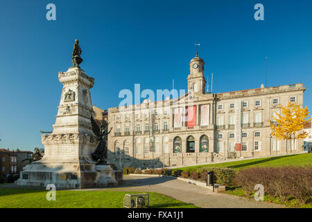 Statua del Principe Enrico il Navigatore e Borsa Palace a Porto, Portogallo. Foto Stock