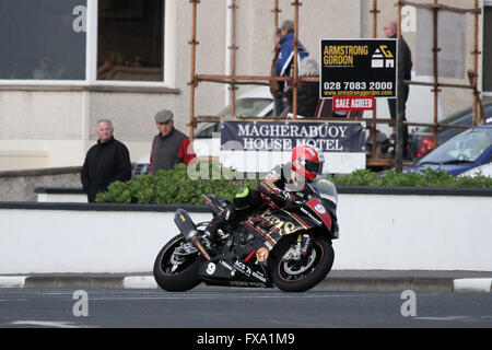 Giovedì 13 Maggio 2014 - Vauxhall internazionale Nord Ovest 200. Gare serali - Superstock qualifiche - Michael Rutter (5) BMW - Bathams Vincita Ales a York angolo sul famoso circuito del triangolo. Foto Stock