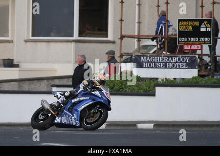 Giovedì 13 Maggio 2014 - Vauxhall internazionale Nord Ovest 200. Gare serali - Superstock qualifiche - Alastair Seeley (34) Kawasaki - Mar-Train Racing a York angolo sul famoso circuito del triangolo. Foto Stock