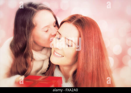 Immagine composita della madre e figlia con dono Foto Stock