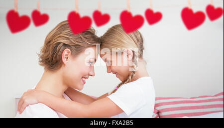 Immagine composita della madre e figlia la tenuta di ciascun altro Foto Stock