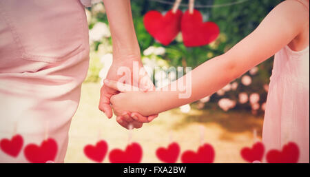 Immagine composita di chiudere fino a madre e figlia per mano ogni altro Foto Stock