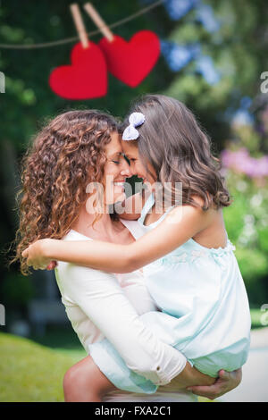 Immagine composita della madre e figlia la tenuta di ciascun altro Foto Stock