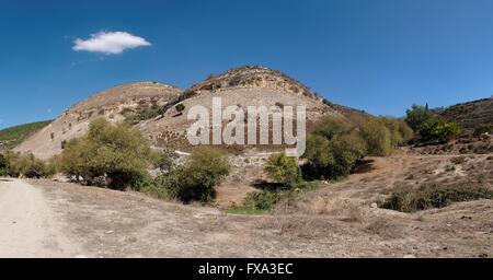 Twin round colline tra paesaggio mediterraneo Foto Stock