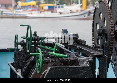 I vecchi macchinari su una barca da pesca, primo piano Foto Stock