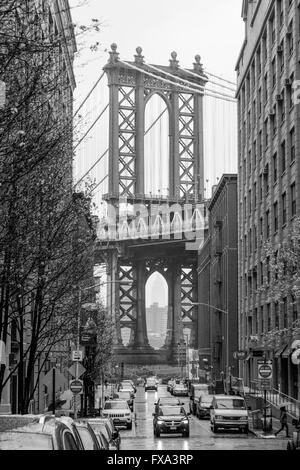 Il Manhattan Bridge come fotografato da Dumbo, Brooklyn, New York, Stati Uniti d'America. Foto Stock