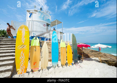 RIO DE JANEIRO - MARZO 30, 2016: un bagnino si estende nella parte anteriore del posto 7 in corrispondenza di Arpoador, un famoso surf break a Ipanema. Foto Stock