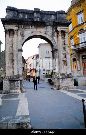 Arco dei Sergii è un antico romano arco trionfale situato a Pola, in Croazia. L'onorario di arco trionfale, originariamente una porta della città, fu eretta come simbolo della vittoria di azio. Foto Stock